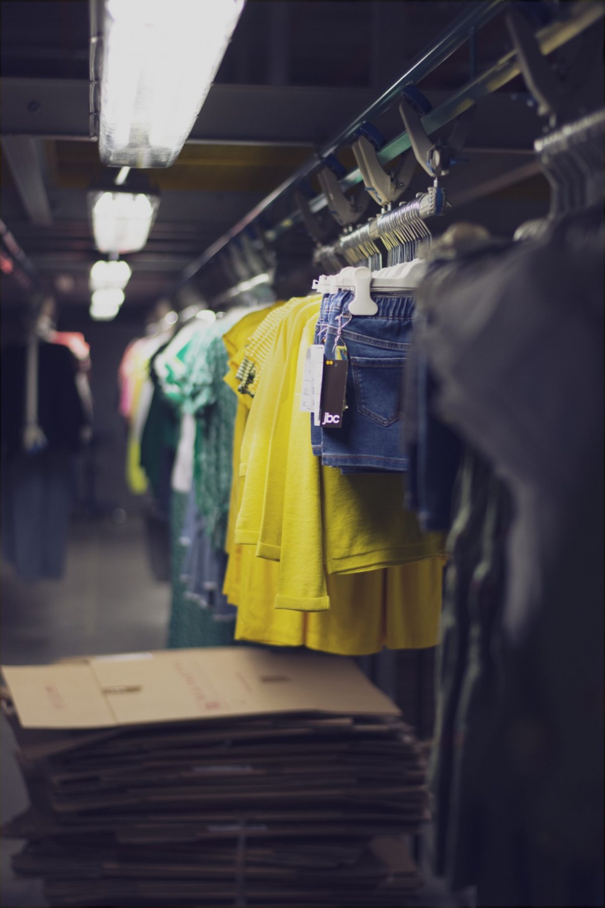 In de werkplaats van Bewel in Hasselt wordt er aan textielconditionering gedaan. er hangen lange rijen met kledingstukken op kapstokken, die gecontroleerd worden, een label krijgen, enzovoort.